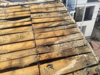 屋根部分葺き直し工事にて既存の防水紙を撤去