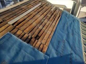 屋根葺き直し工事にて防水紙を敷設