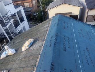 屋根葺き直し工事にて新しい防水紙を敷設