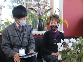 インタビュー中の街の屋根やさんスタッフとお客様