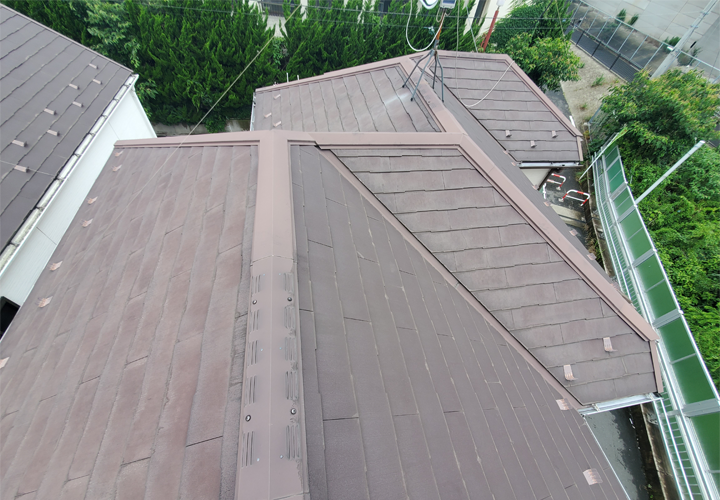西東京市住吉町にて、コロニアル屋根が傷んで屋根全体にひび割れが発生。屋根カバー工事をご提案