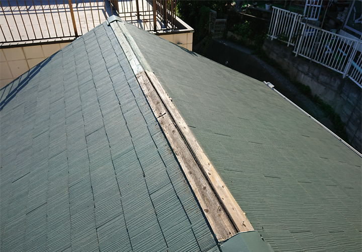 北区上十条にて、貫板の劣化が原因で棟板金が飛散してしまったスレート屋根。棟板金交換工事をご提案