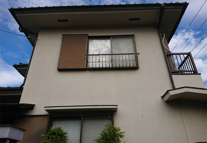 国立市青柳にて、築30年が経過した日本瓦屋根のお住まいを点検。漆喰の傷みがひどく、雨漏りの原因になりかねない状態でした。
