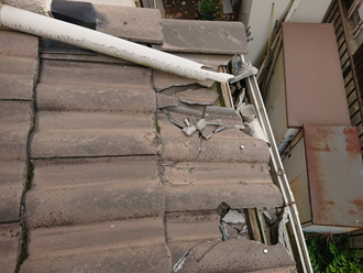 瓦と雨樋が破損している様子