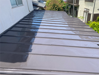 町田市つくし野にて、塗装剥がれが目立つ瓦棒葺き屋根を点検！屋根塗装工事によって輝きと耐久性を取り戻しました。