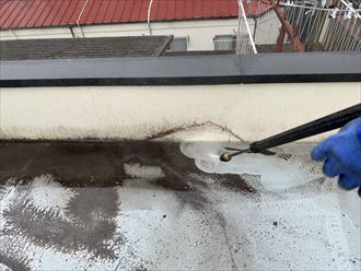 陸屋根防水工事にて洗浄