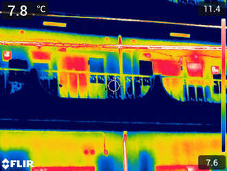サーモグラフィ画像による壁面の温度差を確認