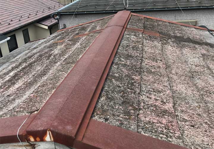小平市栄町にて、経年劣化の激しい屋根を点検。スレートと棟板金は傷みきり、メンテナンスが必要な状態でした。