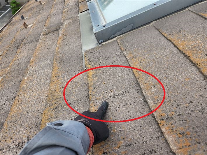 墨田区本所にてスレート屋根のメンテナンスのご相談、ひび割れや棟板金の釘浮きが発生しているので屋根カバー工事をご提案