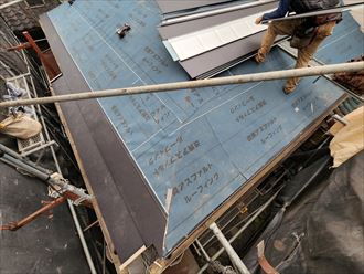 屋根葺き替え工事にてスーパーガルテクトを敷設