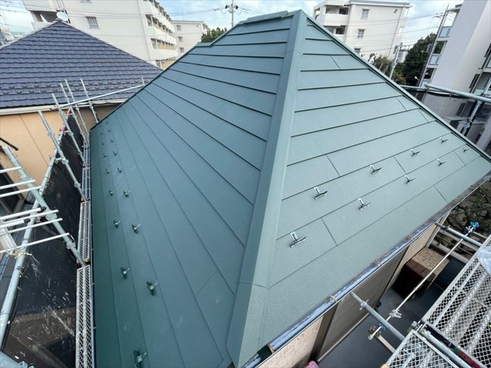 スーパーガルテクトを使用した屋根葺き替え工事