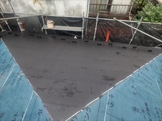 屋根葺き替え工事にてスーパーガルテクトを設置