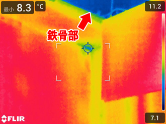 鉄骨部のみ温度が低く表示された熱画像