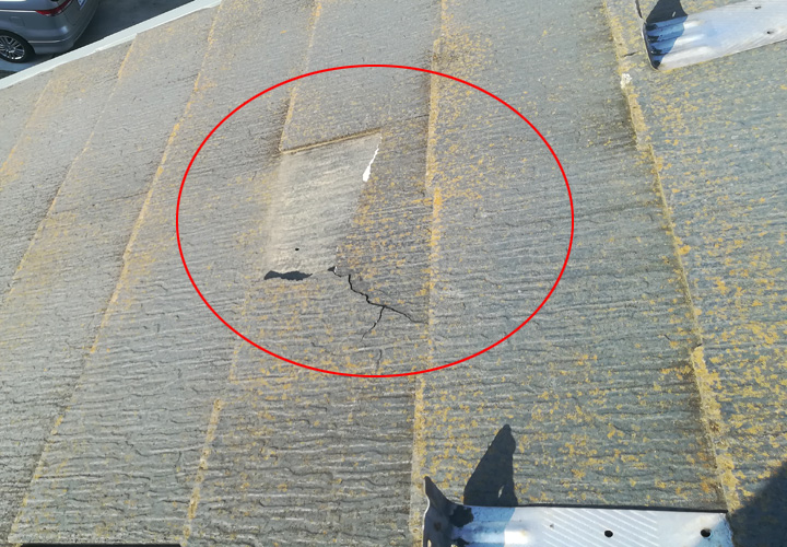 台東区千束にて強風の日に屋根材が落下してきたというお問い合わせ、強風対策としてはスレートからガルバリウム鋼板への変更がオススメです