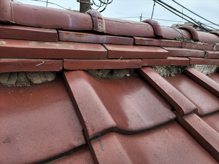 雨漏りに繋がる棟の漆喰の剥がれ