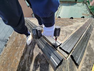 棟板金交換工事にて樹脂製貫板を使用