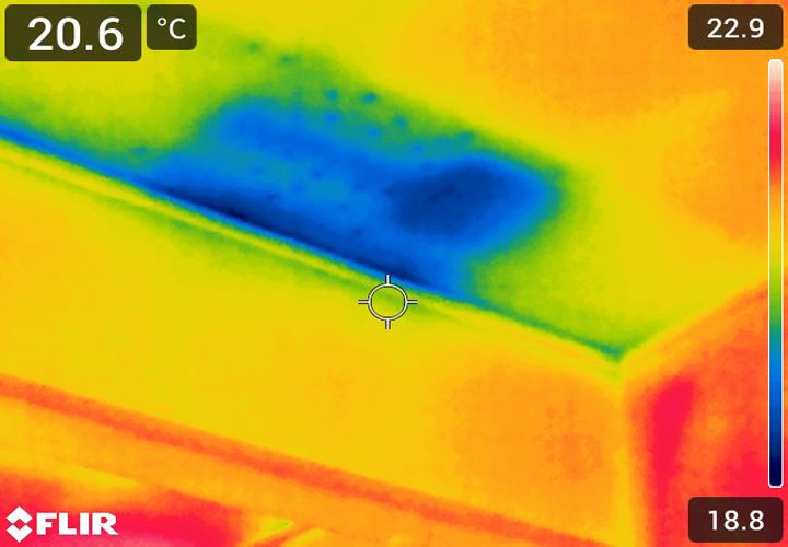 サーマルカメラで撮影した内部で雨漏りが発生している天井