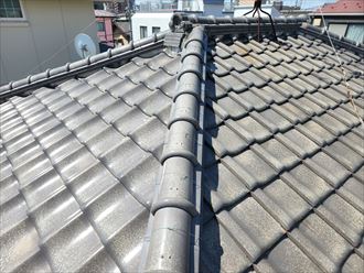 のし瓦が落下した瓦屋根の調査
