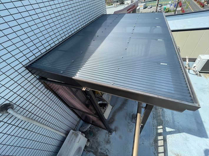 住友ベークライトのポリカナミを使用したベランダ屋根のポリカ波板交換工事が完了