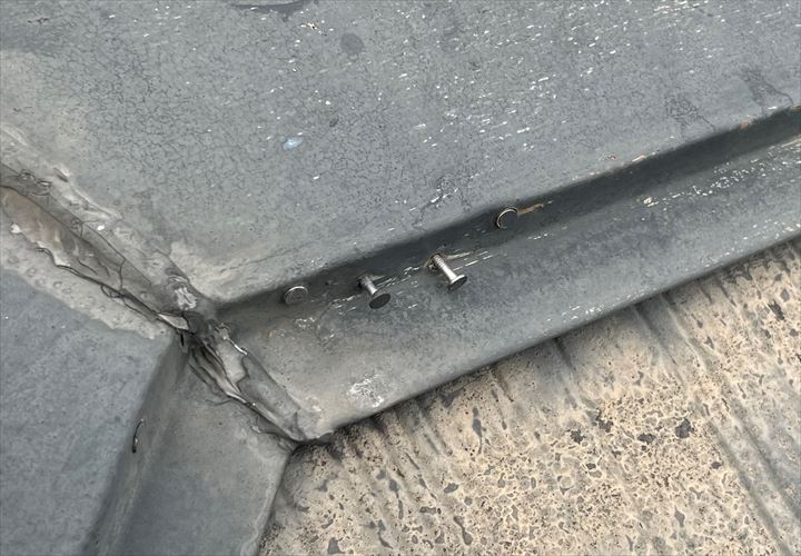 棟板金の釘が抜けてきてしまっている