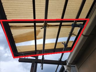 強風の影響によりベランダ屋根の波板が破損