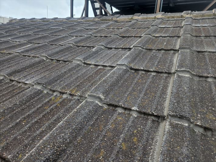 江戸川区東小岩にて雨漏りしている瓦屋根の調査、原因はラバーロック工法でしたので屋根葺き替え工事をご提案