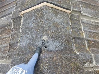 棟瓦の銅線を通す穴から雨水が浸入
