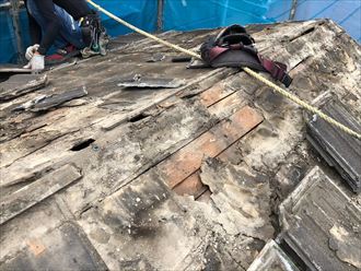屋根葺き替え工事にて既存の屋根材を撤去