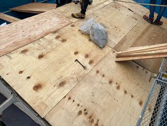 屋根葺き替え工事にて野地板敷設