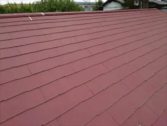 ブラウン色のスレート屋根