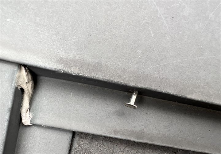 棟板金の釘の浮き