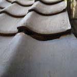 瓦がズレています