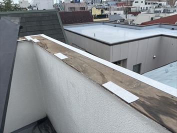 笠木の下