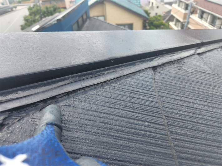 新宿区下落合にてスレート屋根の調査、雨漏りの原因は棟板金のコーキング処理でしたので屋根カバー工事をご提案
