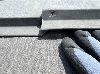 棟板金が大きく浮いている