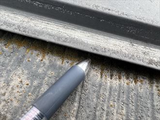 棟板金が大きく浮いている様子