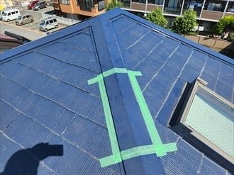 棟板金が他の業者によってテープで養生されている様子