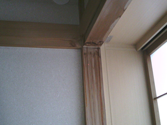 木枠に染みができてしまっています。