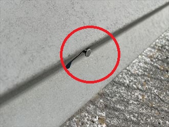 棟板金を固定する釘の浮き