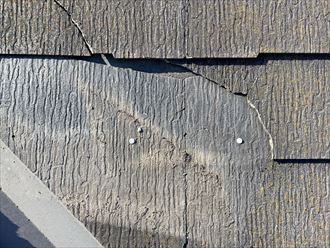 屋根材の欠けにより、コロニアルneoを固定する釘が露出している様子