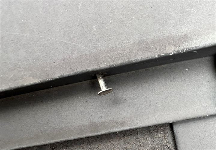 棟板金を固定する釘の浮き