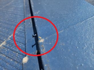 棟板金を固定する釘の浮き