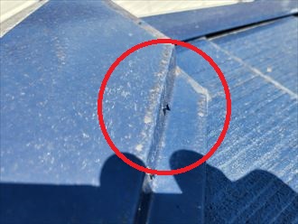 棟板金を固定する釘の浮き