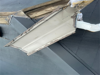 屋根カバー工事にて既存の棟板金解体