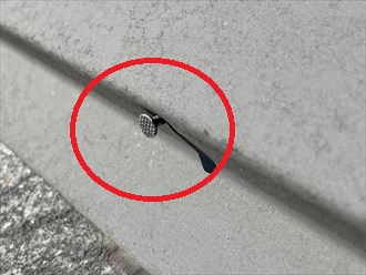 棟板金を固定する釘が浮いている様子