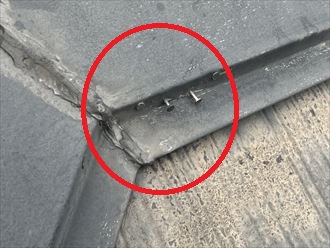 棟板金を固定する釘の浮き