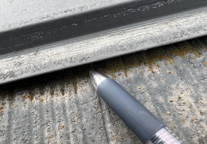 棟板金が屋根材から大きく浮いている様子