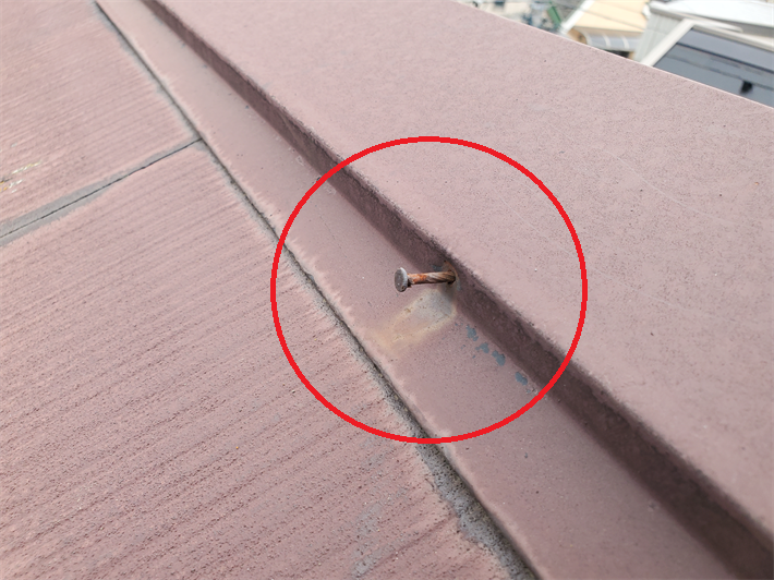 新宿区上落合にて築30年が経過したスレート屋根の無料点検を実施、棟板金と防水紙がメンテナンス時期ですので屋根カバー工事をご提案