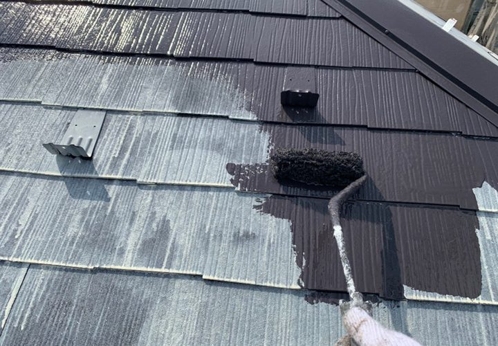 遮熱塗料での屋根塗装の様子
