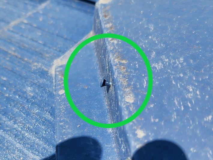 棟板金を固定する釘の浮き